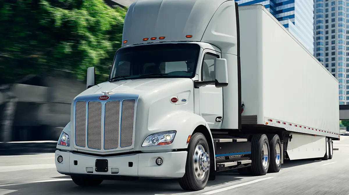 Peterbilt Model 579EV Drives on a City Street